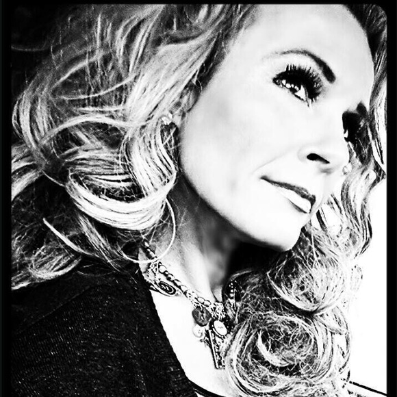 Meet your Posher, Monica - Picture 1 of 8